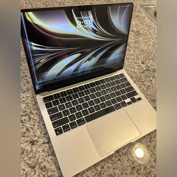 Apple MacBook Air 13” M2 (2022)